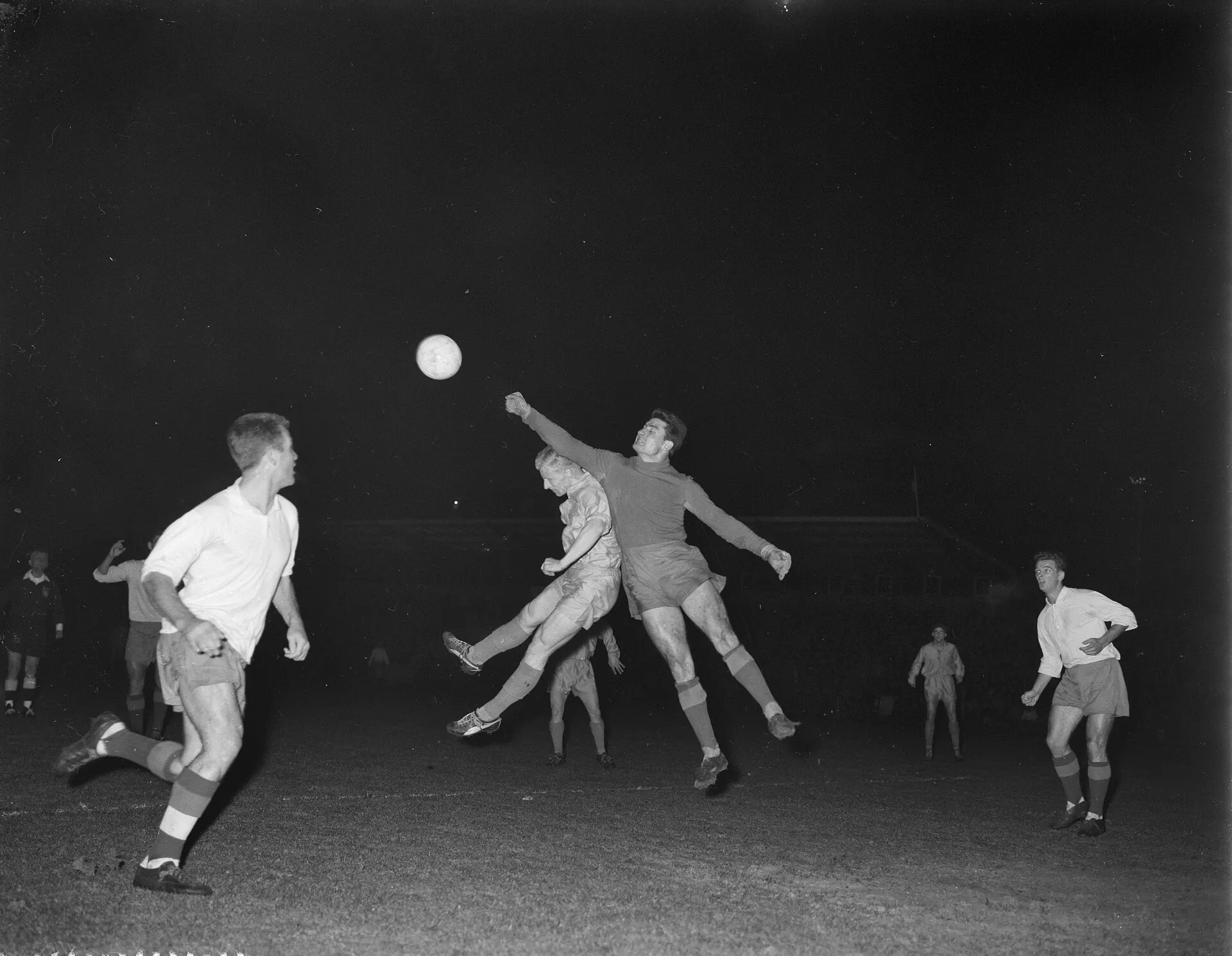 Olanda – România la Enschede, 22 februarie 1961. Portarul României respinge cu pumnul.